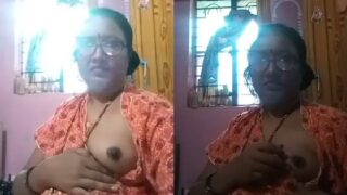 Indian sexy mom shows boobs from nighty