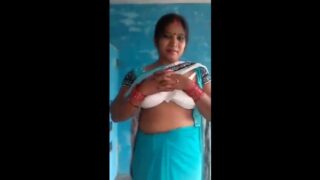 Desi housewife was displaying her nude boobs