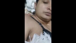 Milf was showing her desi boobs through phone call